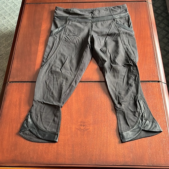 Lululemon black crops size 8 - Picture 2 of 6